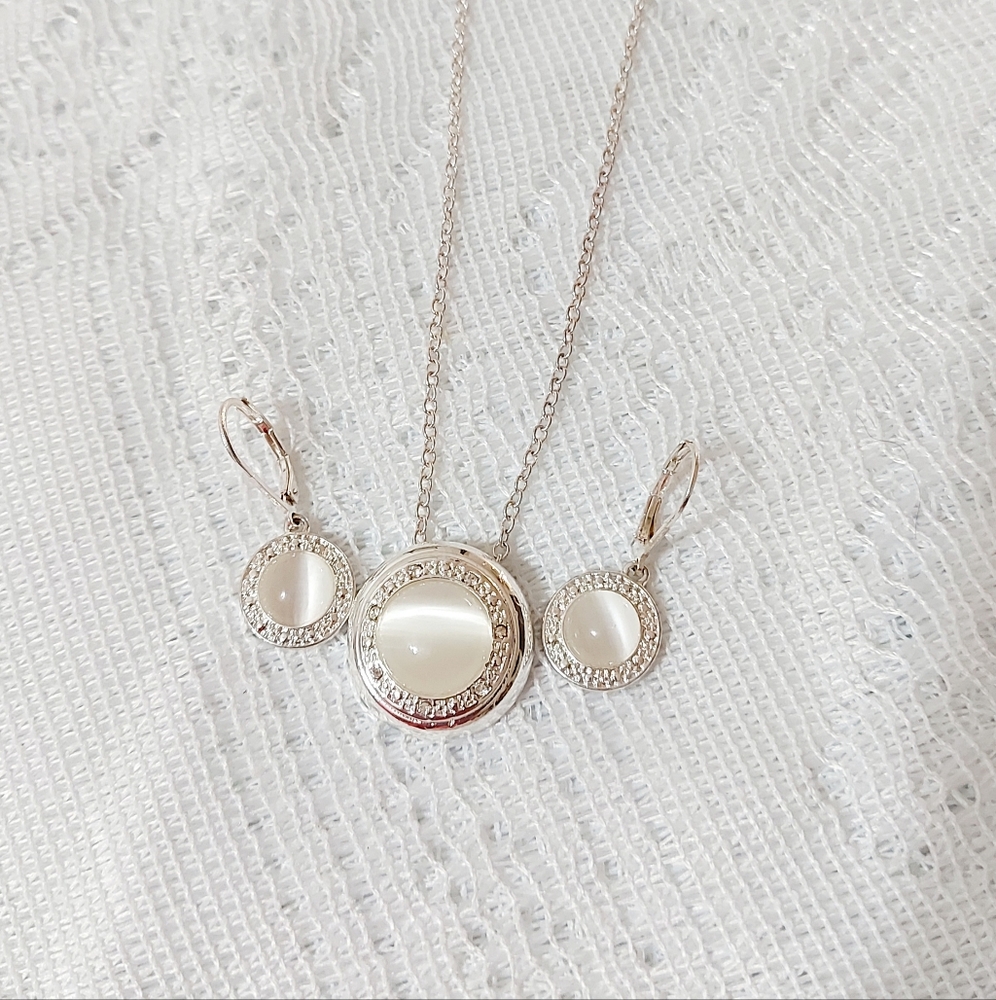 Necklace and earrings set